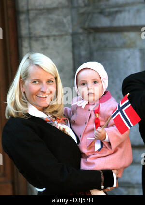 (Dpa) - Crown Princess Mette-Marit di Norvegia (L) appare con sua figlia piccola principessa Ingrid Alexandra di fronte residence Skaugum sulla nazionale norvegese in vacanza a Oslo, Norvegia, 17 maggio 2005. (Paesi Bassi) Foto Stock