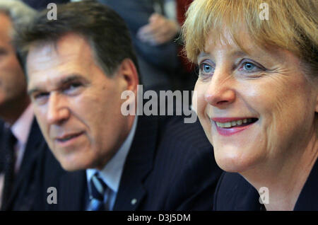 (Dpa) - Angela Merkel, Presidentessa della CDU e candidato per il tedesco chancellorship, siede accanto a Michael GLOS, leader regionale della CSU, all'inizio della CDU fazione incontro a Berlino, Martedì, 31 maggio 2005. Il partito si prepara per la prossima riunione plenaria nel Bundestag, il parlamento tedesco. Foto Stock