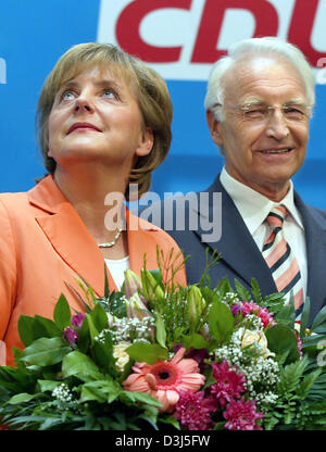 (Dpa) - presidente CDU Angela Merkel (L) e la Baviera del ministro presidente Edmund Stoiber (CSU) pongono insieme dopo la CDU/CSU presidenza incontro in Konrad-Adenauer-House a Berlino, Germania, lunedì 30 maggio 2005. La presidenza ha designato la Merkel come official Cancelliere tedesco candidato per la CDU. Foto Stock