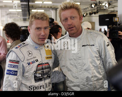 (Dpa) - Boris Becker e Mika Haekkinen pongono insieme nella parte anteriore della fotocamera prima di una trasmissione a Estoril, Portogallo, lunedì 16 maggio 2005. Eventi sportivi telaio il premio del Laureus World Sport Awards 2005. Sport gli uomini di tutto il mondo sono stati onorati. Foto Stock