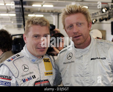 (Dpa) - Boris Becker e Mika Haekkinen pongono insieme nella parte anteriore della fotocamera prima di una trasmissione a Estoril, Portogallo, lunedì 16 maggio 2005. Eventi sportivi telaio il premio del Laureus World Sport Awards 2005. Sport gli uomini di tutto il mondo sono stati onorati. Foto Stock