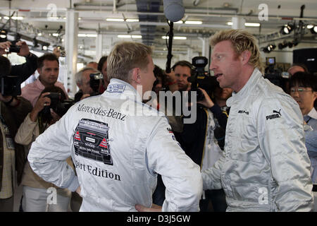 (Dpa) - Boris Becker e Mika Haekkinen pongono insieme nella parte anteriore della fotocamera prima di una trasmissione a Estoril, Portogallo, lunedì 16 maggio 2005. Eventi sportivi telaio il premio del Laureus World Sport Awards 2005. Sport gli uomini provenienti da tutto il mondo vengono insigniti del premio. Foto Stock