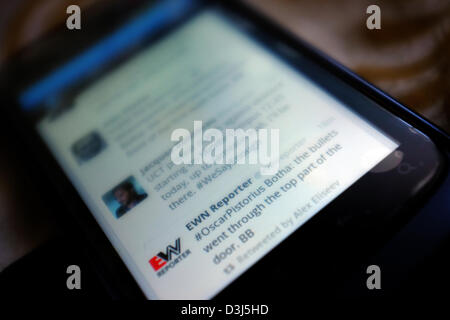Un telefono intelligente schermo che mostra le relazioni di Twitter per quanto riguarda Oscar Pistorius e il suo assassinio trial in Sud Africa nel 2013. Foto Stock