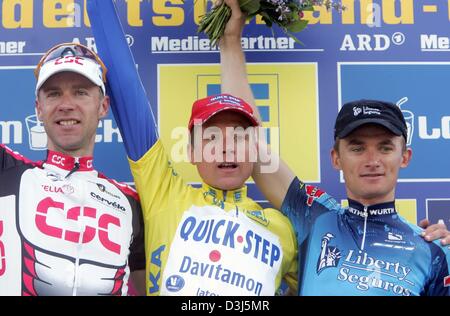 (Dpa) - i 23 anni di ciclismo pro Patrik Sinkewitz (C) del Team Quick-Step Davitamon gesti e saluti sul podio insieme a Jens VOIGT (L) del Team CSC e Jan Hruska del Team Liberty Seguros dopo la vittoria al Giro di Germania corsa in bicicletta a Leipzig, Germania, il 6 giugno 2004. La vittoria segna Sinkewitz più grande successo come ancora.Voigt ha preso il secondo e terzo Hruska posto. Foto Stock