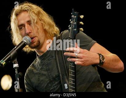 (Dpa) - Chad Kroeger, frontman del gruppo canadese "Nickelback' esegue sul palco durante il 'Rock Am Ring' open air concerto rock al Nuerburgring race track, Germania, il 5 giugno 2004. Circa 75 gruppi che vanno dal pop, funk, punk, grunge per la morte di metallo svolto durante i 3 giorni di festival nella regione Eifel. Foto Stock