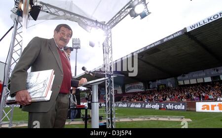 (Dpa) - Tedesco Il Premio Nobel Guenter Grass arriva per una lettura inusuale presso lo stadio di calcio tedesco club FC St Pauli di Amburgo, 5 giugno 2004. Durante due halftimes di quarantacinque minuti ciascuna il 76-anno-vecchio autore leggere storie dal suo libro "Ein Jahrhundert" (il mio secolo). In un "tempo extra' erba Leggi poesie dal titolo "Letzte Taenze' (ultimo balli), come il ballo è stato il solo per lo sport Foto Stock