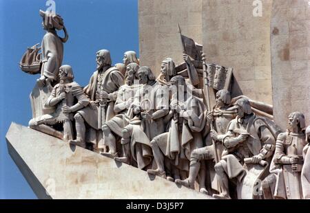 (Dpa file) - Una vista al memoriale che commemora scopritori portoghesi guidati dal Principe Enrico il Navigatore (L) nel distretto di Belem a Lisbona Portogallo, 14 luglio 2003. L'artista portoghese Padrao dos Descobrimento creato questo memoriale nel 1960 in occasione del cinquecentesimo anniversario di Henry la morte. Il 'Campionati Europei di Calcio 2004" sta andando a prendere posto in porto Foto Stock