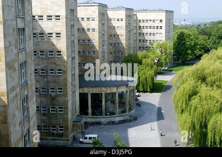 (Dpa) - Una vista del cosiddetto edificio Poelzig sul Westend campus dell'Università di Francoforte A Francoforte, Germania, 18 maggio 2004. I locali, che apparteneva alla ex chimico tedesco gigante-IG Farben gruppo, accoglie fin dal 2001 nel periodo estivo le arti e le discipline umanistiche dipartimenti delle università. L'edificio, chiamato dopo il suo architetto H Poelzig, è stato considerato il Foto Stock