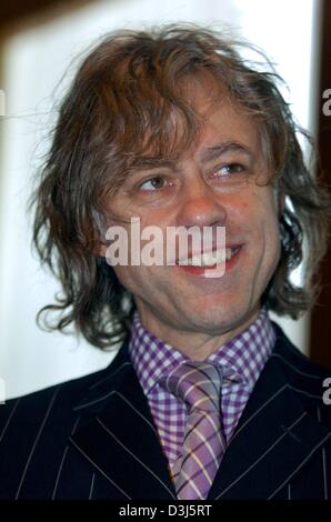 (Dpa) - musicista irlandese e song writer sir Bob Geldorf sorride dopo la firma il libro d'oro nel municipio di Amburgo, Germania, il 4 giugno 2004. Geldorf è di andare a tenere un concerto ad Amburgo questa sera. Foto Stock