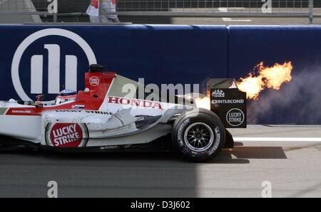 (Dpa) - La macchina da corsa di giapponese pilota di Formula Uno di Takuma Sato (BAR-Honda) è sul fuoco dopo un guasto del motore durante la European F1 Grand Prix al Nurburgring race track, Germania, 30 maggio 2004. Foto Stock