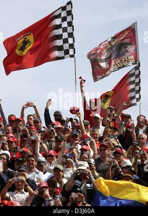 (Dpa) - Formula One fans allegria durante il driver" sfilano davanti al Gran Premio Europeo al Nuerburgring race track in Germania, 30 maggio 2004. Foto Stock