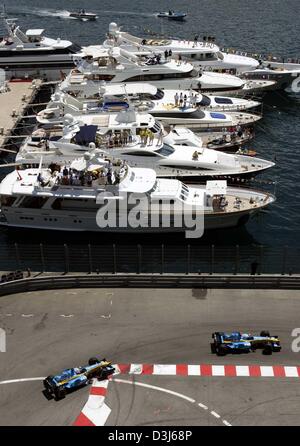 (Dpa) - Italiano pilota di formula uno Jarno Trulli (R) di Renault e la sua squadra spagnola collega Fernando Alonso piombo il campo del racing cars poco dopo la partenza del Gran Premio di Formula 1 di Monaco, 23 maggio 2004. Trulli ha vinto il Grand Prix di Monaco e celebrato la prima vittoria della sua carriera. Foto Stock