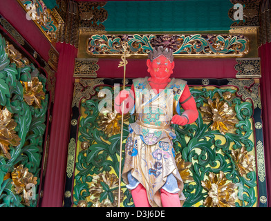 Ungyo statua - il Nio custode con una bocca chiusa - è a guardia della porta d'ingresso al Santuario Toshogu in Nikko, Giappone Foto Stock