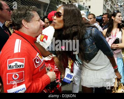 (Dpa) - British Fashion model Naomi Campbell (R) baci Ferrari il team leader Jean Todt prima dello start del Gran Premio di Formula 1 di Monaco, 23 maggio 2004. Foto Stock