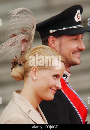 (Dpa) - Crown Princess Mette-Marit (L) e corona PrinceHaakon di Norvegia sorriso come essi arrivano presso la cattedrale di Almudena per le nozze della corona spagnola il Principe Felipe e Letizia Ortiz in Spagna a Madrid, sabato 22 maggio 2004. Foto Stock