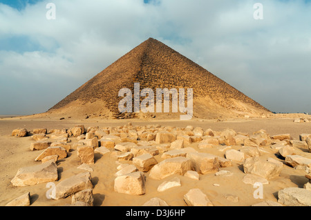 La Piramide Rossa (piramide del Nord), il più grande del Vecchio Regno Piramidi di Dahshur necropoli, Egitto Foto Stock