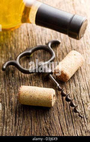 Tappo per bottiglia di vino e un cavatappi sul tavolo di legno Foto Stock