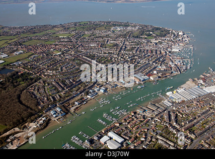 Vista aerea di Cowes sull'Isola di Wight e il fiume Medina estuario che affluisce nel Solent Foto Stock