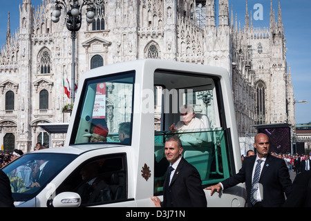 Papa Benedetto XXI arriva sulla sua vettura e soddisfa i pellegrini che durante la sua visita a Milano il 1 giugno 2012 Foto Stock