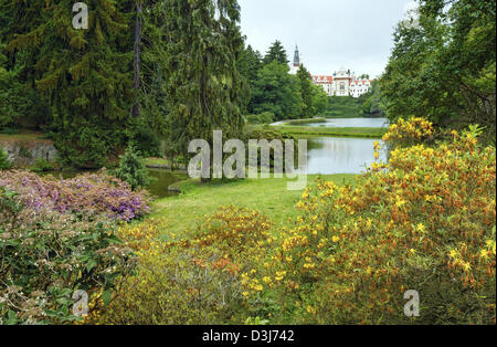 Pruhonice Castle (Praga, Repubblica Ceca) Parco Vista estiva con laghi e la fioritura bush. È stata fondata nel XII secolo. Foto Stock