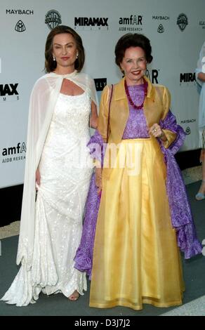 (Dpa) - Barbara Grant (L), moglie di attore britannico Cary Grant, e attrice francese Leslie Caron sorriso e pongono insieme all'amfAR Cinema contro l AIDS 2004 gala benefici al Moulin de Mougins ristorante vicino a Cannes, Francia, 20 maggio 2004. Foto Stock