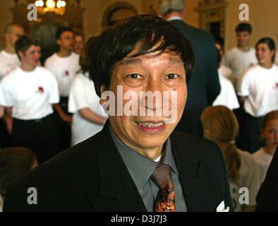 (Dpa) - 62-anno-vecchio Kung Fu il Gran Maestro Chiu Chi Ling si erge di fronte ansiosi di arti marziali gli studenti a Bremen, Germania, 19 maggio 2004. La Hongkong nato Ling visitato la Germania come parte di un programma di promozione dell'integrazione e senza conflitti coesistenza dei diversi gruppi della società. Chiu Chi Ling è famosa per il Hung Ga Kung Fu stile. Nel corso degli anni Ling ha lavorato con molti marti Foto Stock