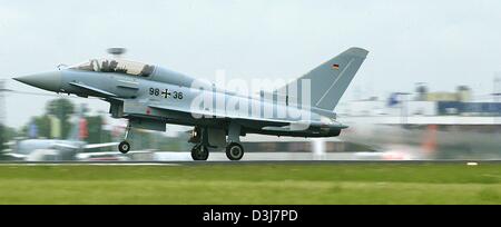 (Dpa) - Un Eurofighter 2000 decolla dall'aeroporto di berlino-schoenefeld, 12 maggio 2004. Foto Stock