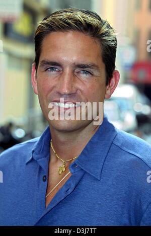 (Dpa) - Noi attore Jim Caviezel, chi ha interpretato il ruolo di Gesù nel controverso film "La Passione di Cristo", arriva per lo screening del suo nuovo film 'Bobby Jones - Colpo di genio' durante la 57th Film Festival di Cannes, Francia, 14 maggio 2004. Foto Stock