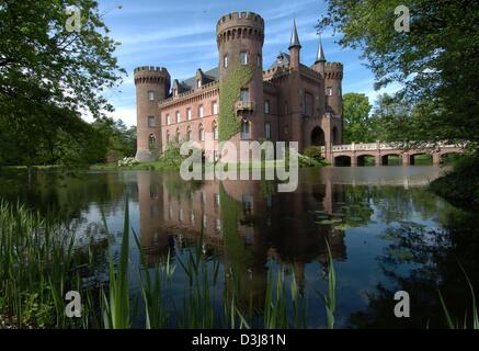 (Dpa) - Una vista del Castello Moyland e il fossato circostante in Bedburg-Hau, Germania, 5 maggio 2004. Il castello ospita un museo che ospita oltre ad arte e collezioni storiche della zona anche il vasto Joseph Beuys archivio, dove Hans e Franz-Josef van der Grinten raccolti circa 100,00 documenti, lettere e fotografie del loro amico per tutta la vita e l'artista Jos Foto Stock