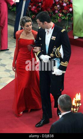 (Dpa) - corona spagnola Principe Felipe (R) e la sua fidanzata Letizia Ortiz a parlare tra di loro in quanto lasciano la cathedrale dopo le nozze di Danish Crown Prince Frederik e Mary Donaldson a Copenhagen, in Danimarca, Venerdì, 14 maggio 2004. I membri di tutte le comunità dinastie reali sono stati tra i 800 ha invitato gli ospiti che hanno partecipato al matrimonio. Foto Stock