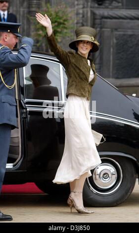 (Dpa) - Maria Donaldson, la fidanzata di Danish Crown Prince Frederik, onde come lei arriva per un ricevimento presso il municipio di Copenhagen, Danimarca, il 12 maggio 2004. La capitale danese è quasi pronto per il royal wedding del Principe Ereditario Frederik che avrà luogo nella Cattedrale di Copenaghen venerdì 14 maggio 2004. Foto Stock