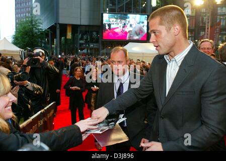 (Dpa) - Noi attore Brad Pitt firma autografi al suo arrivo alla premiere del suo nuovo film "Troy" di Berlino, 9 maggio 2004. Il film sta per essere rilasciato in Germania il 13 maggio 2004. Foto Stock