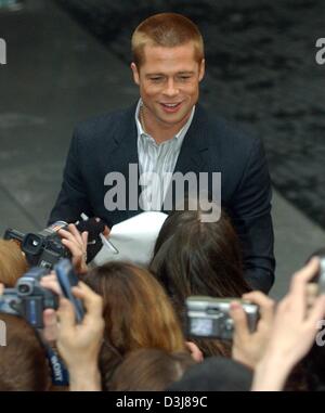 (Dpa) - Noi attore Brad Pitt sorrisi come egli saluta i suoi fan al suo arrivo alla premiere del suo nuovo film "Troy" di Berlino, 9 maggio 2004. Il film sta per essere rilasciato in Germania il 13 maggio 2004. Foto Stock