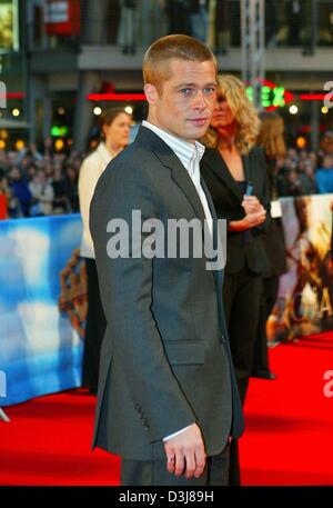 (Dpa) - Noi attore Brad Pitt pone sul tappeto rosso al suo arrivo alla premiere del suo nuovo film "Troy" di Berlino, 9 maggio 2004. Il film sta per essere rilasciato in Germania il 13 maggio 2004. Foto Stock