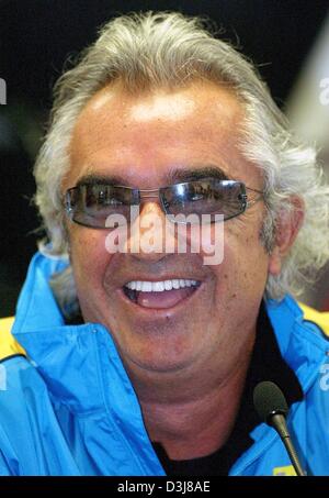 (Dpa) - Flavio Briatore, team leader della Renault, sorrisi durante una conferenza stampa sul circuito di formula uno di Barcellona, in Spagna, il 6 maggio 2004. Il gran premio di Spagna si terrà questo fine settimana del 8 maggio e del 9 maggio 2004. Foto Stock