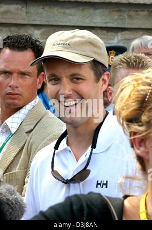 (Dpa) - Crown Prince Frederik di Danimarca sorride dopo la concorrenza in una regata a vela con la sua fidanzata Maria Donaldson nel porto di Copenaghen, Danimarca, 9 maggio 2004. La regata a vela che alla fine è stato vinto da Maria. Foto Stock