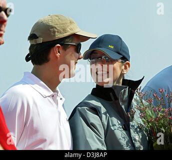 (Dpa) - Crown Prince Frederik di Danimarca (L) e la sua fidanzata Maria Donaldson, che porta un mazzo di fiori nelle sue mani e lasciare il porto di Copenaghen, Danimarca, 9 maggio 2004. Entrambi erano in concorrenza gli uni con gli altri in una regata a vela che alla fine è stato vinto da Maria. Foto Stock