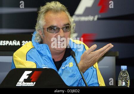 (Dpa) - Flavio Briatore, team leader della Renault, gesti come egli parla nel corso di una conferenza stampa sul circuito di formula uno di Barcellona, in Spagna, il 6 maggio 2004. Il gran premio di Spagna si terrà questo fine settimana del 8 maggio e del 9 maggio 2004. Foto Stock