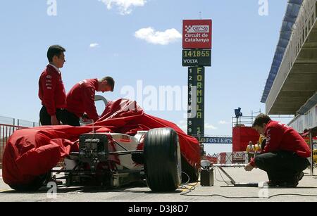 (Dpa) - i meccanici del team Toyota lavorare su una formula one racing car sul circuito di formula uno di Barcellona, in Spagna, il 6 maggio 2004. Il gran premio di Spagna si terrà questo fine settimana del 8 maggio e del 9 maggio 2004. Foto Stock