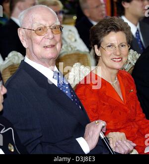 (Dpa) - Conteggio Lennart Bernadotte (L) si siede accanto alla moglie contessa Sonja Bernadotte durante la sua festa di compleanno la ricezione sulla isola di Mainau nel lago di Costanza, in Germania, venerdì 7 maggio 2004. La contessa Sonja celebra il suo sessantesimo compleanno che è strettamente seguita da suo marito, conte Lennart, compleanno che gira 95questo sabato. Foto Stock