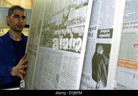 (Dpa) - prova di giornale turco 'Huerriyet' è ispezionato da un dipendente presso la stamperia 'Dogan-Media" in Moerfelden-Walldorf, Germania, 16 aprile 2004. Le attrezzature di stampa della società turca che, tra gli altri, anche di stampe il Wall Street Journal sono considerate tra le più moderne d'Europa. Foto Stock