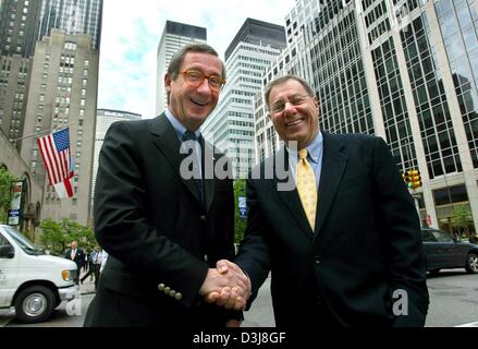 (Dpa) - Ulrich Lehner (L), presidente del consiglio di amministrazione della Henkel, e il suo omologo a comporre, Herb Baum (R), agitare le mani nel centro di New York, Stati Uniti d'America, mercoledì 5 maggio 2004. Società tedesca Henkel ha tenuto una conferenza stampa per quanto riguarda la società il rilevamento di noi merci di consumatore produttore quadrante che si è concluso il 29 marzo 2004. Baum rimarrà presidente a comporre dopo l'acquisto. Da tak Foto Stock