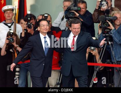 (Dpa) - il primo ministro cinese Wen Jiabao (L) è accolto dal cancelliere tedesco Gerhard Schroeder con gli onori militari presso la cancelleria di Berlino, Germania, 3 maggio 2004. Wen Jiabao è in Germania per una quattro giorni di visita. Foto Stock