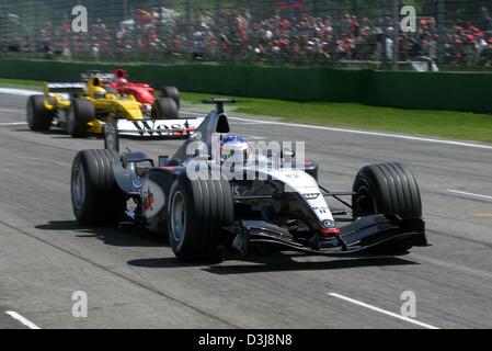 (Dpa) - Finlandese pilota di Formula Uno Kimi Raeikkoenen gare durante il 2004 il Gran Premio di San Marino di Imola, Italia, 25 aprile 2004. Raeikkoenen (Team Mclaren-Mercedes) finito in ottava posizione. Foto Stock