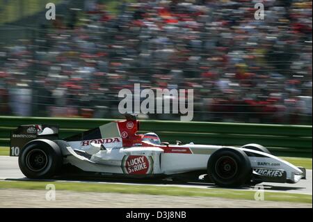 (Dpa) - driver giapponese Takuma Sato gare nel 2004 il Gran Premio di San Marino di Imola, Italia, 25 aprile 2004. Sato (Team BAR-Honda) finito in sedicesimo posto. Foto Stock