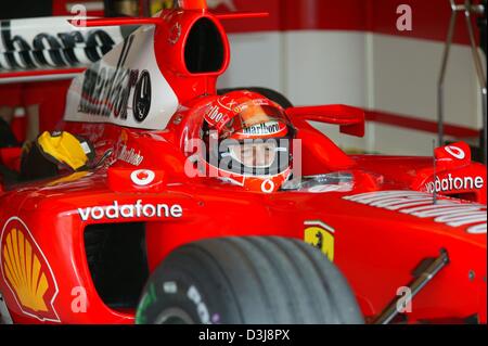 (Dpa) - Tedesco pilota di Formula Uno Michael Schumacher attende l'inizio del 2004 il Gran Premio di San Marino di Imola, Italia, 25 aprile 2004. Schumacher (Team Ferrari) sarebbe andare a vincere la gara.