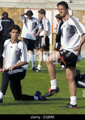 (Dpa) - nazionale tedesco di giocatori di squadra Michael Ballack (L) e Fredi BOBIC tratto durante una sessione di allenamento della nazionale tedesca di calcio al Waldstadion di Francoforte, Germania, 26 aprile 2004. Mercoledì 28 Aprile un amichevole internazionale contro la Romania è pianificato. Foto Stock