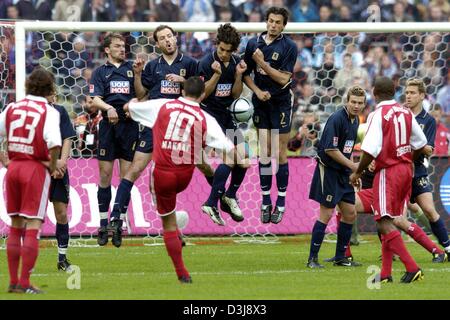 (Dpa) - del Bayern Monaco Roy Makaay (C) dà dei calci alla sfera durante un calcio di punizione e cerca di aggirare la parete del 1860 di Monaco di Baviera i giocatori (L) Marco Kurz, Markus Schroth, Remo Meyer e Martin Stranzl durante la Bundesliga contrapposte di gioco FC Bayern Monaco e TSV 1860 Monaco di Baviera A Monaco di Baviera, Germania, il 25 aprile 2004. Il Bayern Monaco ha vinto il gioco 1-0. Foto Stock