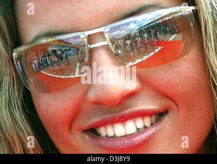 (Dpa) - La line-up della griglia ragazze e il tappeto rosso per il driver parade sono replicati in occhiali da sole di una ragazza della griglia prima del Gran Premio di San Marino di Imola, Italia, 25 aprile 2004. Situato nell'Appennino Italia, Imola è stata dal 1981 sul calendario di F1 come sede per il GP di San Marino. La sua designazione come il GP del piccolo e vicino dal principato di Sa Foto Stock