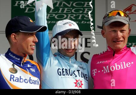 (Dpa) - ciclismo italiano pro Davide Rebellin (C) del Team Gerolsteiner sorrisi come lui si alza e rasserena con ciclista olandese Michael BOOGERD (L) del Team Rabobank e Alexandre Vinokourov (L) dal Kazakistan di team T-Mobile dopo aver vinto la quinta gara della Coppa del Mondo di calcio serie di Liegi, in Belgio, 25 aprile 2004. 32-anno-vecchio Rebellin vince la sua terza gara di coppa del mondo in una fila e la maglia bianca di t Foto Stock